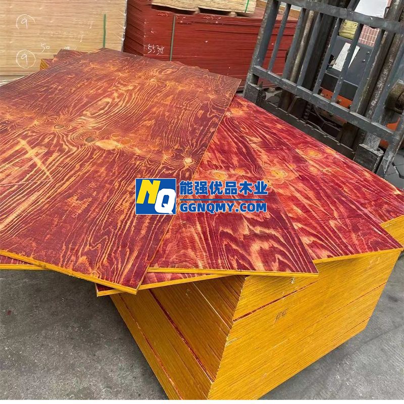 大紅鐵紅色模板批發(fā)，厚度均勻規(guī)格齊全，工地專用穩(wěn)定性佳